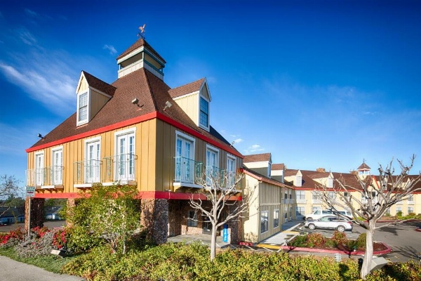 Red Lion Inn & Suites Auburn image 18